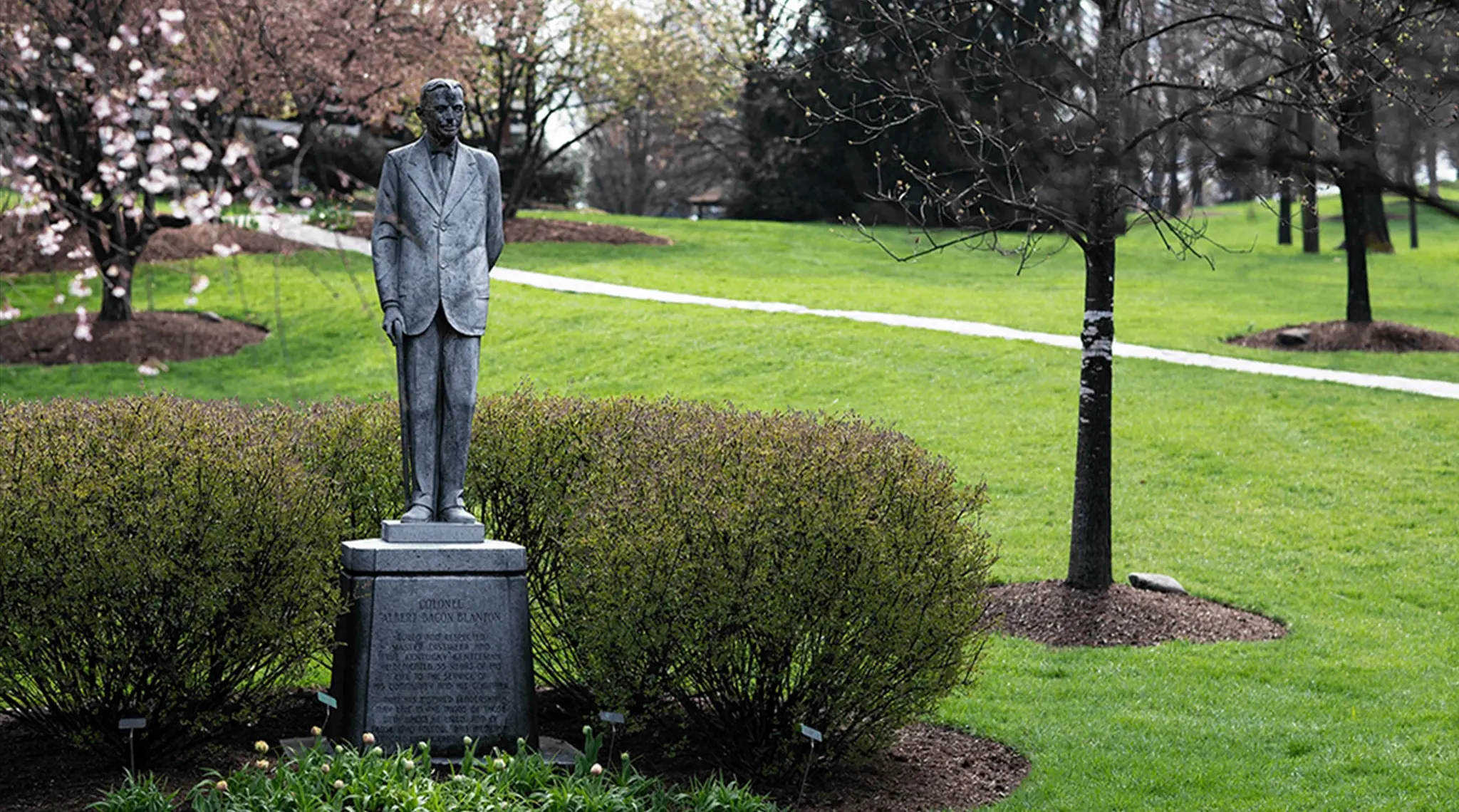 アルバート・ベーコン・ブラントンの像